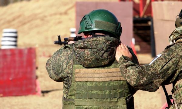 Военнослужащие ВВО на Сахалине учатся штурмовать позиции противника