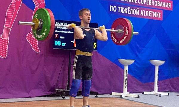 Сахалинские тяжелоатлеты завоевали девять медалей на всероссийском турнире