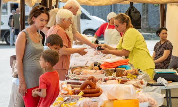 В Южно-Сахалинске состоялась ярмарка ко Дню торговли