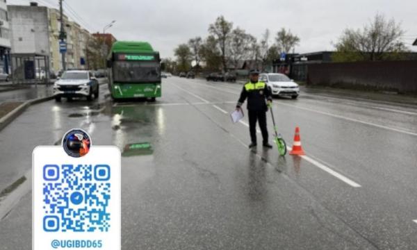 В Южно-Сахалинске пожилая женщина упала в автобусе из-за резкого торможения