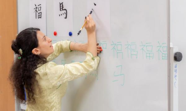 Мастер-класс по китайской каллиграфии провели в Сахалинской библиотеке