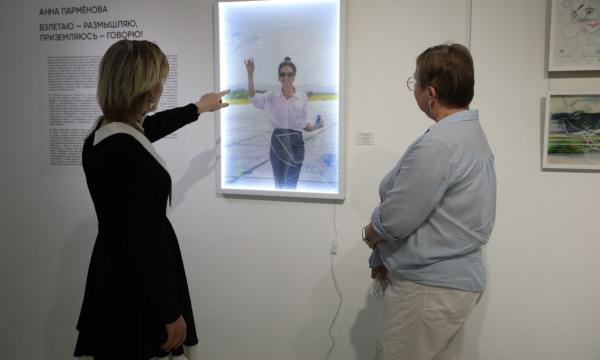 Художница Анна Пармёнова представила на Сахалине выставку о романтике полётов