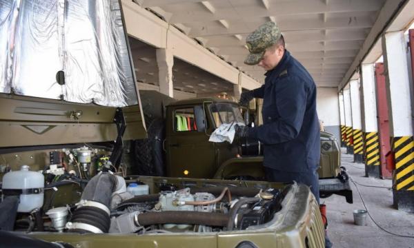Военнослужащие на Сахалине и Курилах переводят технику на зимний режим