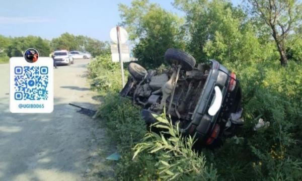 Водитель Mitsubishi Delica не справился с управлением и опрокинулся в кювет на сахалинской трассе