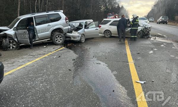 Три автомобиля жестко столкнулись на корсаковской трассе