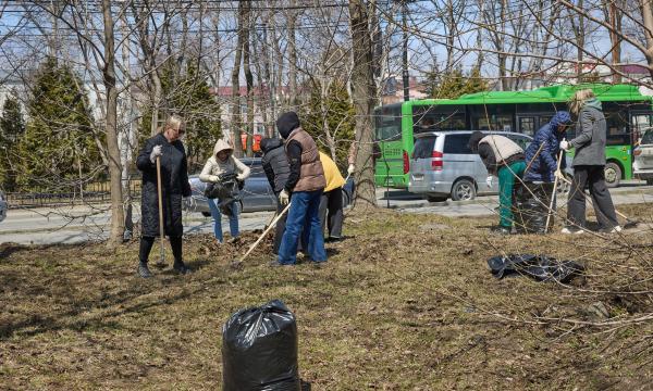 Более 10 тысяч южносахалинцев вышли на общегородской субботник