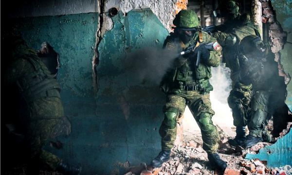 Контрактники ВВО отрабатывают захват зданий условного противника