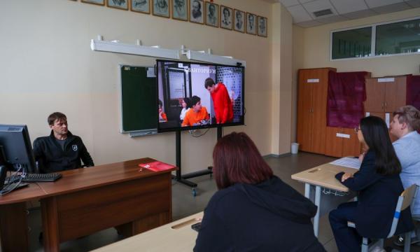 Школьники Южно-Сахалинска и Харбина провели телемост на китайском и русском языках Школьники Южно-Сахалинска и Харбина провели телемост на китайском и русском языках