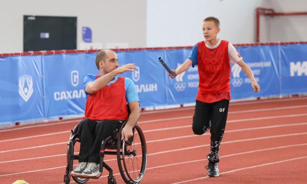 Спортсмены с ОВЗ впервые состязались в смешанной легкоатлетической эстафете на Сахалине Спортсмены с ОВЗ впервые состязались в смешанной легкоатлетической эстафете на Сахалине