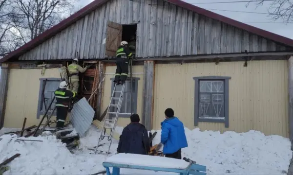 Пожарные эвакуировали 19 человек из психиатрической больницы на Сахалине