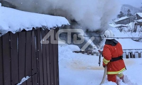 В Чапланово полыхает дом многодетной семьи