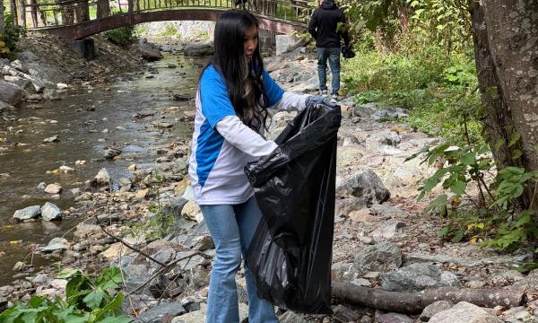Более 50 сахалинцев собрали 225 кг мусора в парке во время экологического квеста