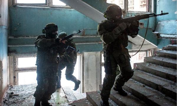 Военнослужащие Восточного военного округа на Сахалине тренируются штурмовать здания