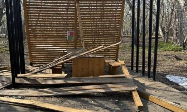 В дальневосточном городе вандалы разгромили новый парк В дальневосточном городе вандалы разгромили новый парк