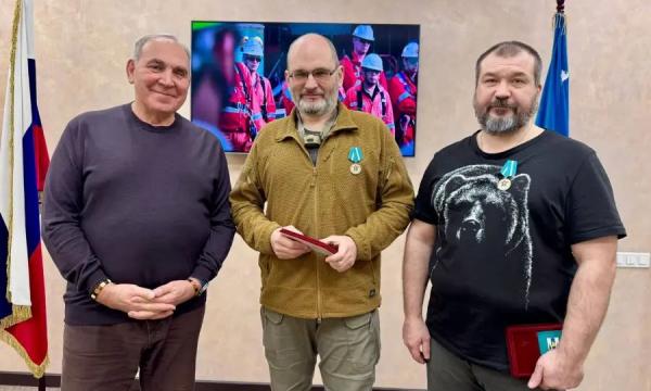 Двоих добровольцев СВО наградили медалями "Сахалинская область - фронту"