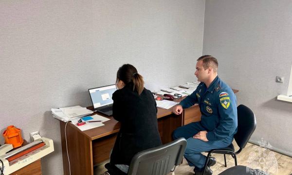 Сотрудники ГПН проводят консультации для лицензиатов МЧС России