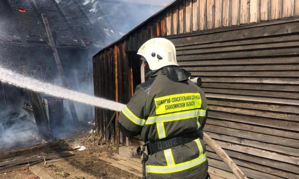 В Тымовском районе пожарные потушили надворные постройки