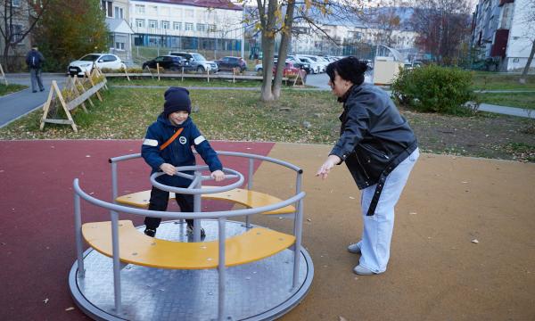 Новый сквер на проспекте Мира в Южно-Сахалинске стал любимым местом отдыха семей