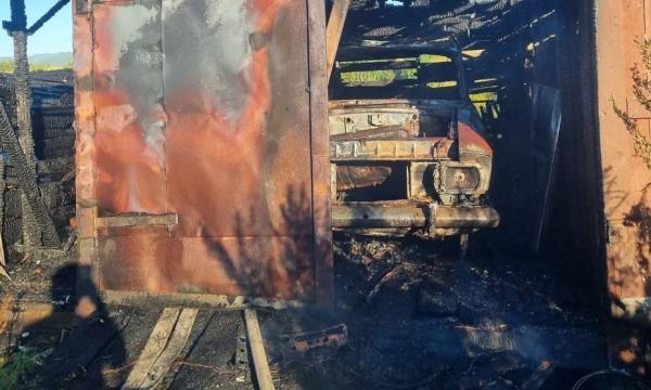 Пожарные оперативно потушили гараж в Томари