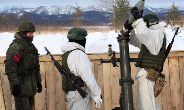 Военные на Сахалине учились стрелять из миномётов "Сани"