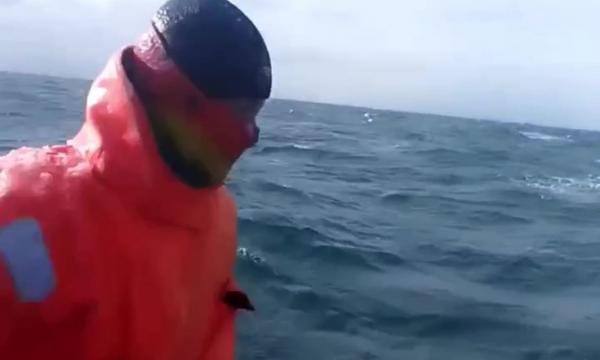 На Сахалине спасли водолаза, проведшего ночь в море