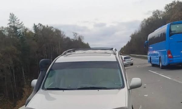 В Долинском районе столкнулись два легковых автомобиля.