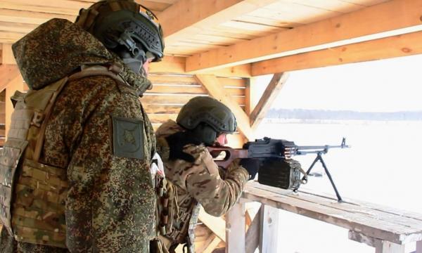 Военнослужащие на Сахалине учатся ведению непрерывного огня из пулемета
