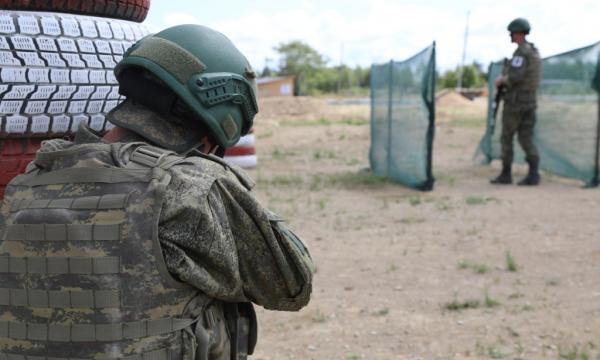 Инструкторы учат прибывших бойцов штурму блиндажей перед отправкой в зону СВО