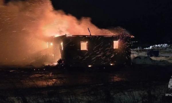 Пожарные более шести часов тушили нежилое здание в Корсакове