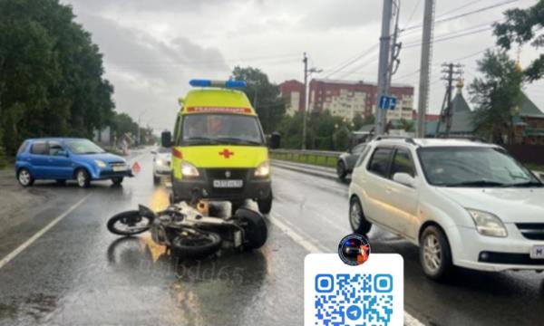 В Южно-Сахалинске водитель иномарки спровоцировала ДТП с мотоциклистом
