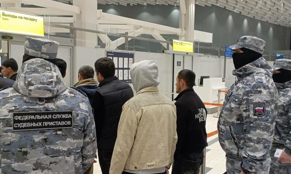 Судебные приставы выдворили с Сахалина группу нелегальных мигрантов