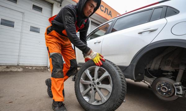 Водителям напомнили при какой температуре нужно ставить зимнюю резину Водителям напомнили при какой температуре нужно ставить зимнюю резину