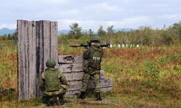 Военнослужащие на Сахалине тренируются с противотанковым гранатомётом Военнослужащие на Сахалине тренируются с противотанковым гранатомётом