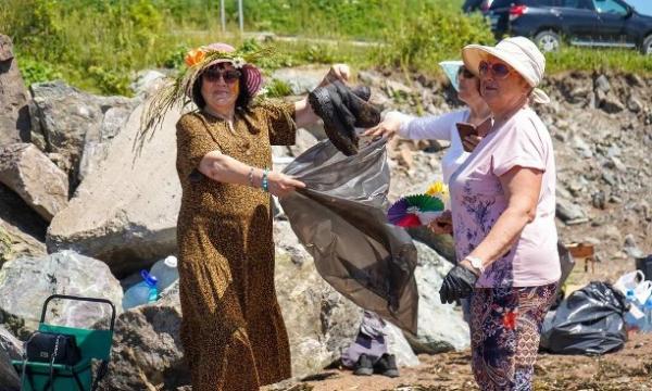 Волонтеры очистили берег в Пригородном