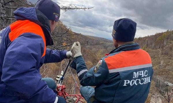 Спасатели отработали навыки горной подготовки в сложных условиях