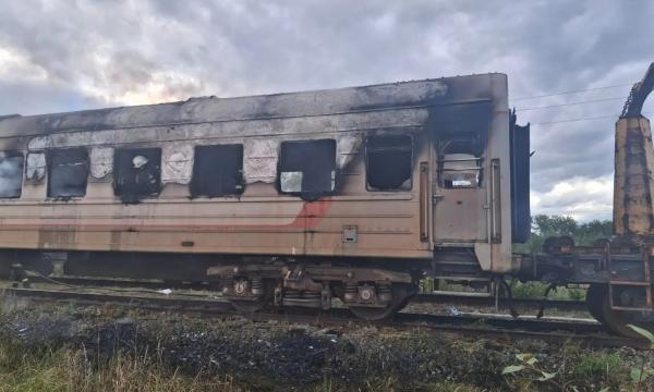 В Поронайске загорелся железнодорожный вагон.