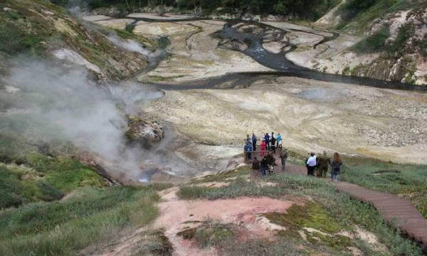 На Камчатке выпускники школ могут бесплатно слетать в Долину гейзеров