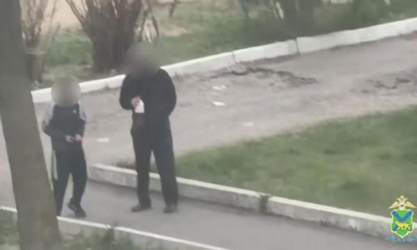 Два пьяных жителя Приморье ради забавы устроили стрельбу во дворе жилого дома