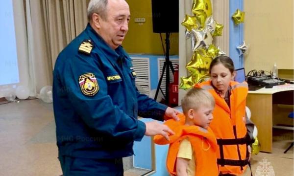 Сотрудники МЧС России напоминают детям о правилах безопасности на воде