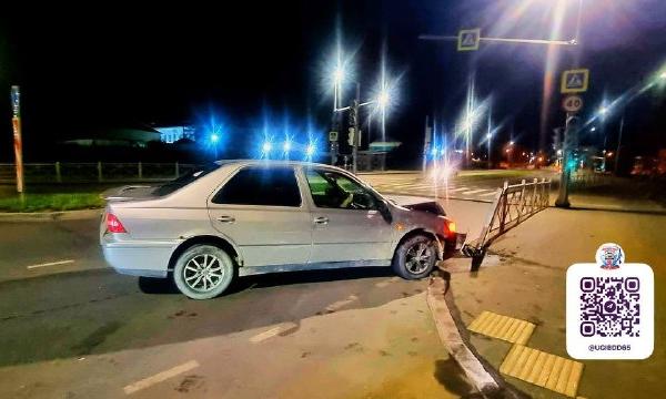В Южно-Сахалинске Toyota Vista врезалась в дорожное ограждение