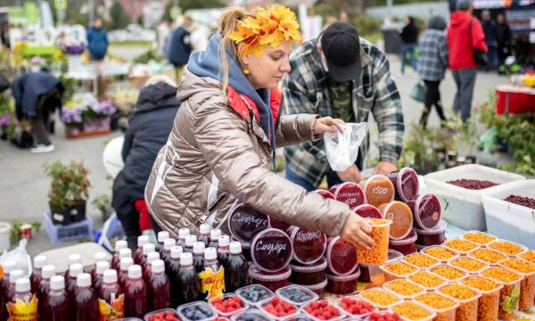 На Сахалине и Курилах в 2025 году проведено более 10 тысяч ярмарок На Сахалине и Курилах в 2025 году проведено более 10 тысяч ярмарок