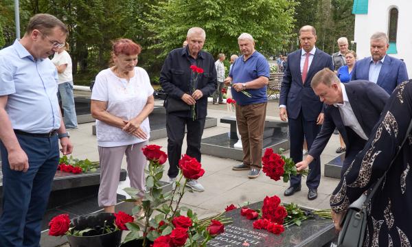 В Южно-Сахалинске почтили память губернатора Игоря Фархутдинова и погибших в авиакатастрофе 2003 года В Южно-Сахалинске почтили память губернатора Игоря Фархутдинова и погибших в авиакатастрофе 2003 года