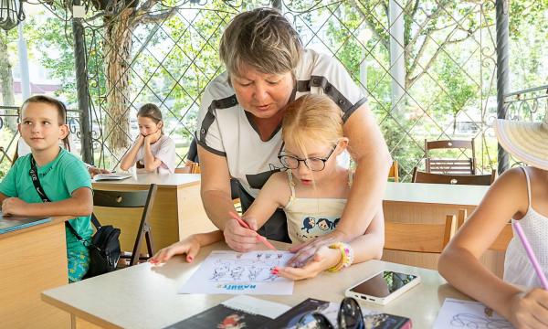В Сахалинской библиотеке провели интерактивное занятие по мотивам "Алисы в Стране чудес"