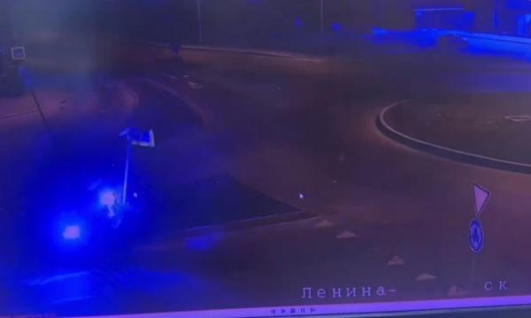 В Южно-Сахалинске автомобиль сбил три дорожных знака и врезался в опору освещения