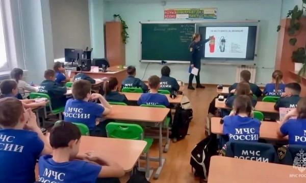 Сотрудники МЧС России рассказали кадетам из Александровска-Сахалинского про огнетушители