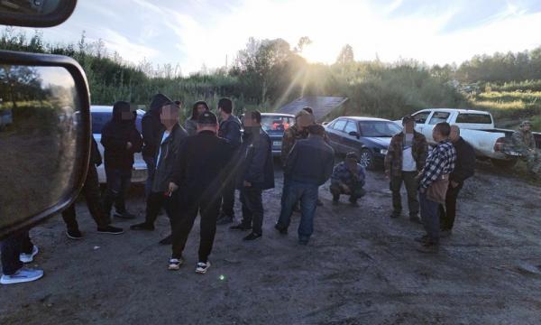 В Дальнем Востоке задержали 15 мигрантов-нелегалов, незаконно добывающих золото