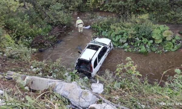 В Тымовском автомобиль упал в реку
