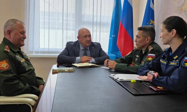 В Курильском округе обсудили военную профориентацию старшеклассников
