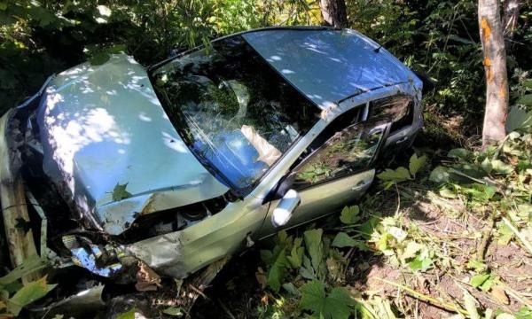 Пожарные под Долинском спасли водителя после опрокидывания автомобиля в кювет