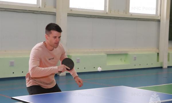 Определили лучшую   команду по настольному теннису среди сотрудников МЧС России